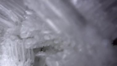 Mağaradaki buz büyümelerinin makro fotoğrafları.