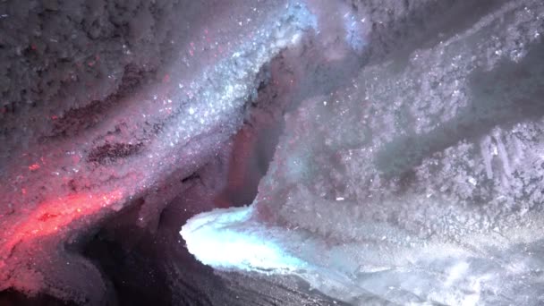 En una cueva de hielo con iluminación de colores de linternas — Vídeo de stock