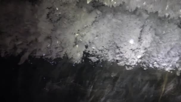 У горах, всередині льодовика, в крижаній печері — стокове відео
