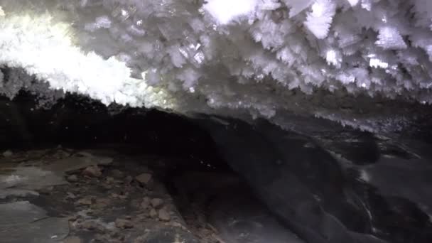 В горах, внутри ледника, в ледяной пещере — стоковое видео