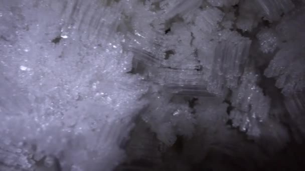 Macro fotografía de crecimientos de hielo en una cueva — Vídeo de stock