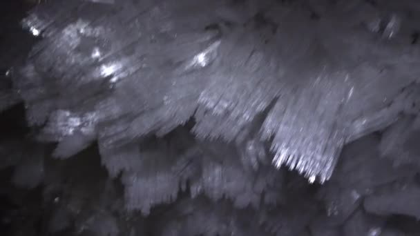 Макросъемка ледяных наростов в пещере — стоковое видео