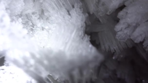 Macro fotografía de crecimientos de hielo en una cueva — Vídeo de stock