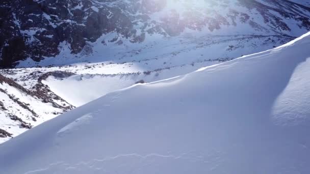 Un énorme mur de glace. Glacier dans les montagnes. — Video