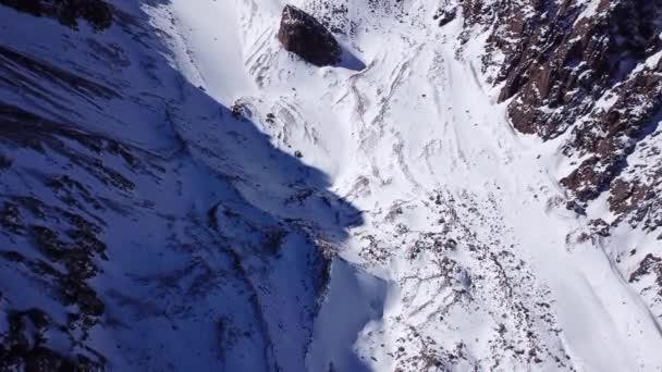 Eine riesige Wand aus Eis. Gletscher in den Bergen. — Stockvideo