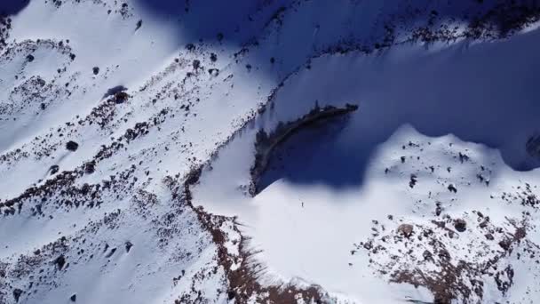 Uma enorme parede de gelo. Geleira nas montanhas. — Vídeo de Stock
