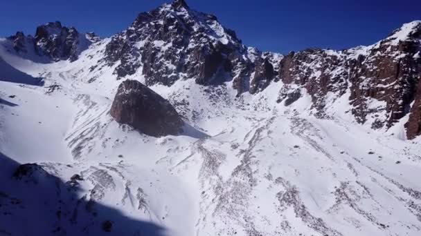 Sommets enneigés et glaciers élevés. — Video