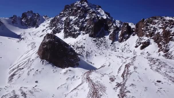 Hohe schneebedeckte Gipfel und Gletscher. — Stockvideo