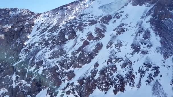 Wysokie szczyty i lodowce z pokrywą śnieżną. — Wideo stockowe