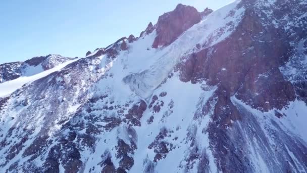 Hohe schneebedeckte Gipfel und Gletscher. — Stockvideo