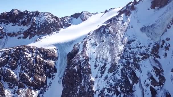 Sommets enneigés et glaciers élevés. — Video