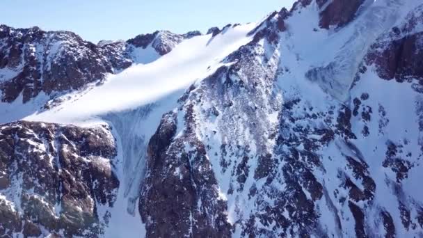 Wysokie szczyty i lodowce z pokrywą śnieżną. — Wideo stockowe