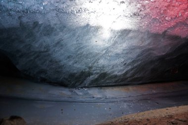 Fenerlerin renkli ışıklarıyla bir buz mağarasında.