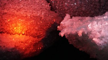 Fenerlerin renkli ışıklarıyla bir buz mağarasında.