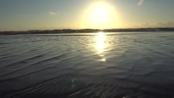 섬의 해변이요. 해는 물 속에서 빛난다. — 비디오