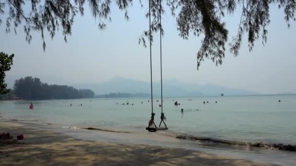 Huśtawka na plaży Koh Chang. — Wideo stockowe