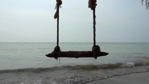 チャン島のビーチでスイング. — ストック動画