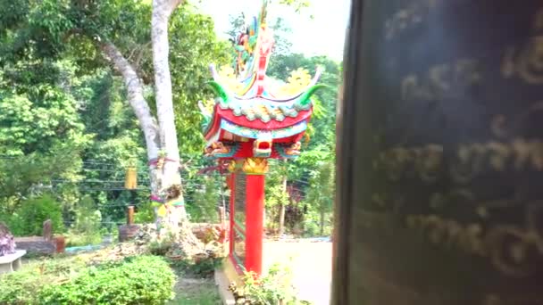 Китайский храм на острове Ко Чанг в Таиланде. — стоковое видео