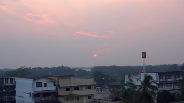 Dawn over de stad Trat, Thailand. — Stockvideo
