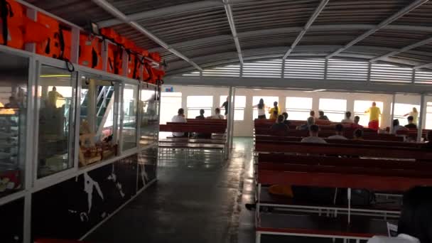Las personas en el ferry nadan entre los muelles. — Vídeos de Stock