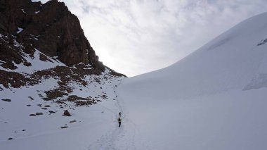 Büyük bir dağcı grubu tepeye tırmanır..