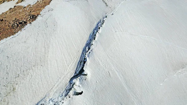 Enorme scheuren in de gletsjer op de top van de piek — Stockfoto