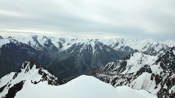 Enormi montagne di neve. Vista da un drone. — Foto Stock