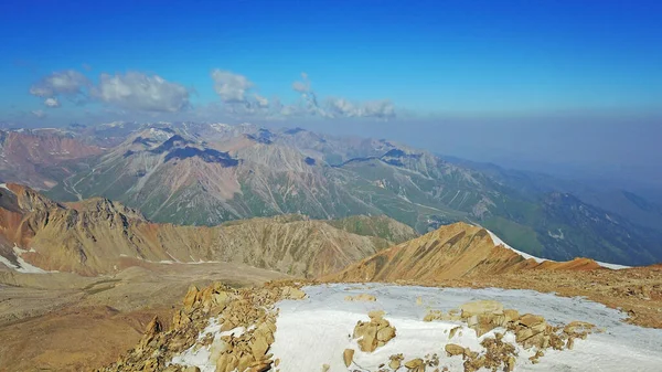 D'énormes montagnes de neige. Vue depuis un drone. — Photo