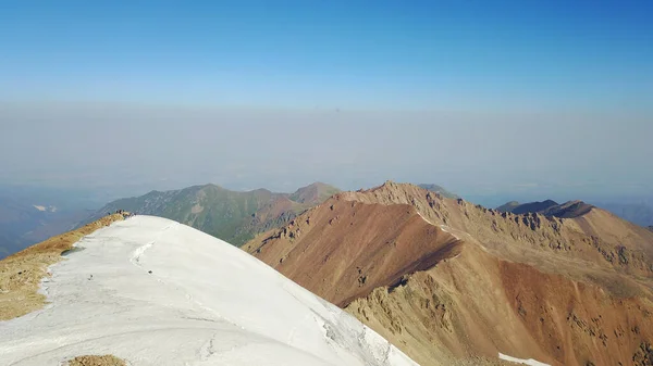 Hatalmas hegyek. Kilátás egy drónról. — Stock Fotó