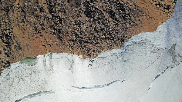 Mensen boven op een besneeuwde berg. — Stockfoto