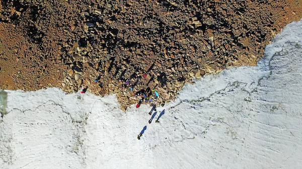 Menschen auf dem Gipfel eines schneebedeckten Berges. — Stockfoto