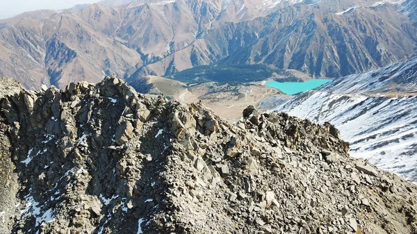 Vista superior de um grupo de turistas em um pico — Fotografia de Stock