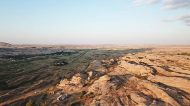 Donmuş lav ve dağların üzerinde şafak.