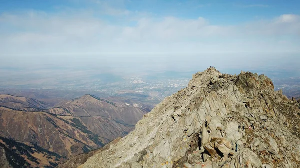 Blick von oben auf eine Touristengruppe auf einem Gipfel — Stockfoto