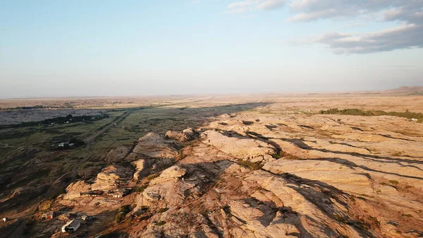 Donmuş lav ve dağların üzerinde şafak.