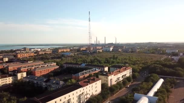 En liten stad på stranden av Balkhash sjön. — Stockvideo