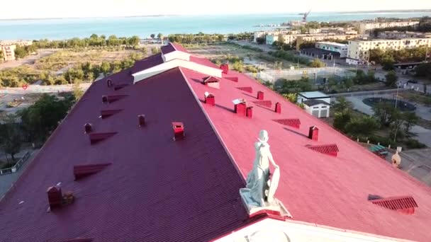 Blick auf den Palast und die Statue auf dem Dach. — Stockvideo