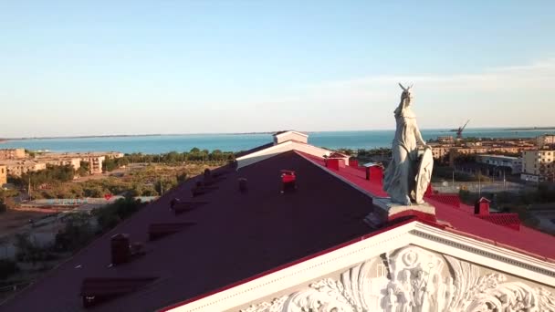 Vista do Palácio e da estátua no telhado. — Vídeo de Stock