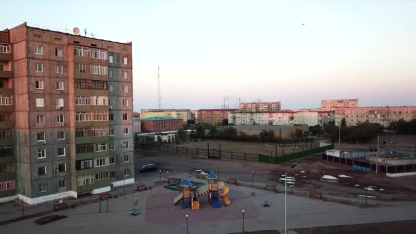 Un pequeño pueblo en la orilla del lago Balkhash. — Vídeos de Stock