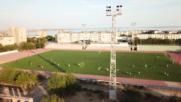 Vista do campo de futebol de uma altura. — Vídeo de Stock