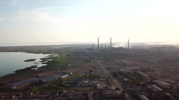 En liten stad på stranden av Balkhash sjön. — Stockvideo