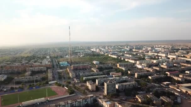 Eine kleine Stadt am Ufer des Balkhasch-Sees. — Stockvideo