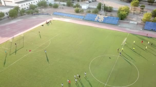 Zicht op het voetbalveld vanaf een hoogte. — Stockvideo