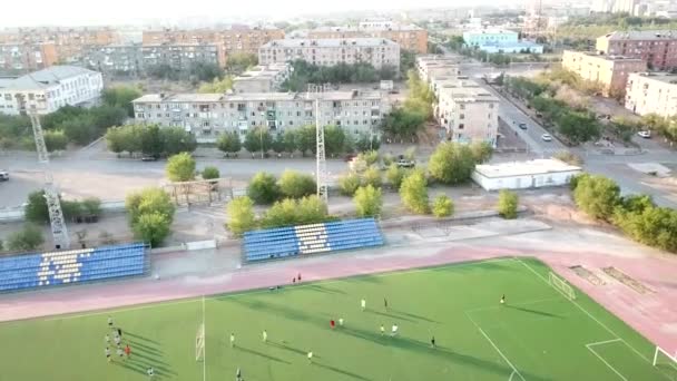 Blick auf den Fußballplatz aus der Höhe. — Stockvideo