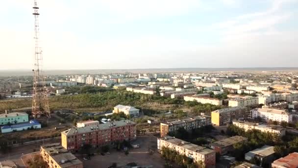 Eine kleine Stadt am Ufer des Balkhasch-Sees. — Stockvideo
