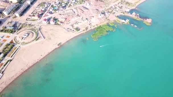 Balkhash gölünün kıyısında küçük bir kasaba.. — Stok video