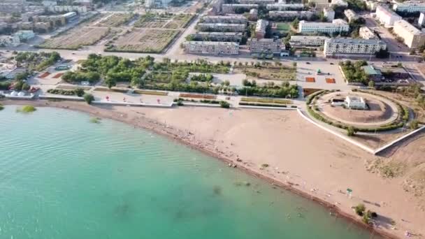 Eine kleine Stadt am Ufer des Balkhasch-Sees. — Stockvideo