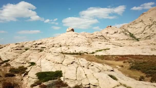 Stora stenar från lavan. En före detta vulkan. — Stockvideo