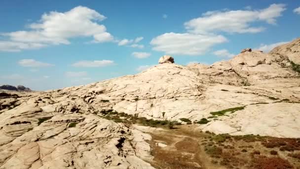 Lavdan dev kayalar. Eski bir volkan.. — Stok video