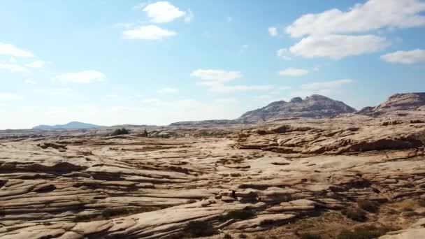 Riesige Felsen aus Lava. Ein ehemaliger Vulkan. — Stockvideo